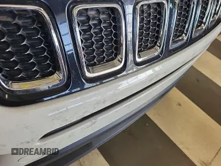 2020 Jeep Compass Altitude z VIN 3C4NJCBB4LT234765, wystawiony jako IAAI lot #42309442 z przebiegiem 80 757 mil mil oraz . Historia ofert i sprzedaży dostępna na DreamBid. Obrazek 1.