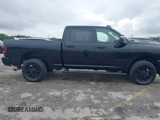2024 Ram 2500 Laramie z VIN 3C6UR5FL3RG141327, wystawiony jako IAAI lot #41390825 z przebiegiem 8 002 mil mil oraz . Historia ofert i sprzedaży dostępna na DreamBid. Obrazek 19.