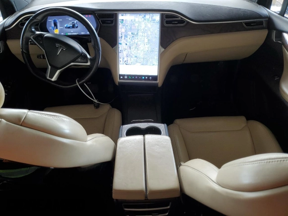 2016 Tesla Model X 70D z VIN 5YJXCAE20GF002753, wystawiony jako Copart lot #50954795 z przebiegiem 77 256 mil mil oraz Szkody całkowita. Historia ofert i sprzedaży dostępna na DreamBid. Obrazek 8.