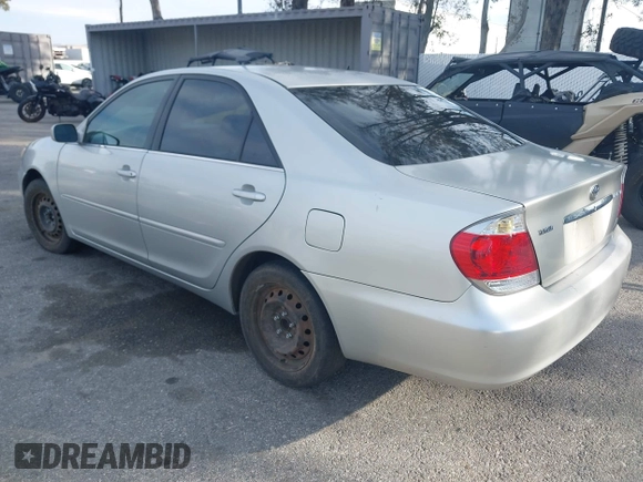 2005 Toyota Camry STD z VIN 4T1BE32K45U399095, wystawiony jako IAAI lot #41609211 z przebiegiem 244 705 mil mil oraz . Historia ofert i sprzedaży dostępna na DreamBid. Obrazek 3.