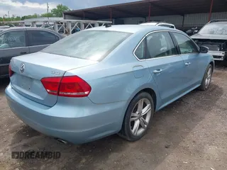2012 Volkswagen Passat SE z VIN 1VWBM7A33CC076083, wystawiony jako IAAI lot #42260077 z przebiegiem 186 066 mil mil oraz . Historia ofert i sprzedaży dostępna na DreamBid. Obrazek 4.