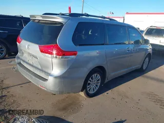 2014 Toyota Sienna XLE z VIN 5TDYK3DC9ES508300, wystawiony jako IAAI lot #41867307 z przebiegiem 93 798 mil mil oraz . Historia ofert i sprzedaży dostępna na DreamBid. Obrazek 4.