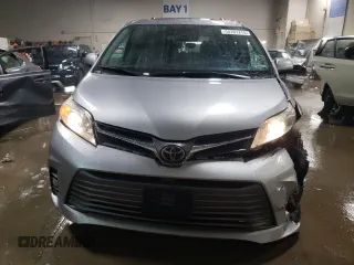 2018 Toyota Sienna XLE z VIN 5TDDZ3DC1JS197031, wystawiony jako Copart lot #44201715 z przebiegiem 180 475 mil mil oraz Szkoda całkowita • Salvage title. Historia ofert i sprzedaży dostępna na DreamBid. Obrazek 5.