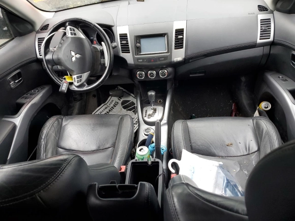 2010 Mitsubishi Outlander XLS with VIN JA4JT4AX4AZ009743, listed as a Copart auction lot 52824925 with 117,984 mi miles and Clean Title. Bid and sale history available at carsss.com. Image 8.