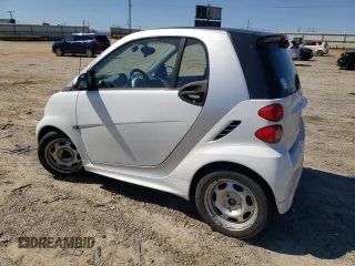 2015 Smart fortwo Passion z VIN WMEEJ3BA3FK809467, wystawiony jako Copart lot #50590865 z przebiegiem 83 821 mil mil oraz Szkody całkowita. Historia ofert i sprzedaży dostępna na DreamBid. Obrazek 2.