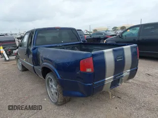 2002 GMC Sonoma SLS with VIN 1GTCS195928217837, listed as a IAAI auction lot 42136213 with 172,037 mi miles. Bid and sale history available at carsss.com. Image 3.