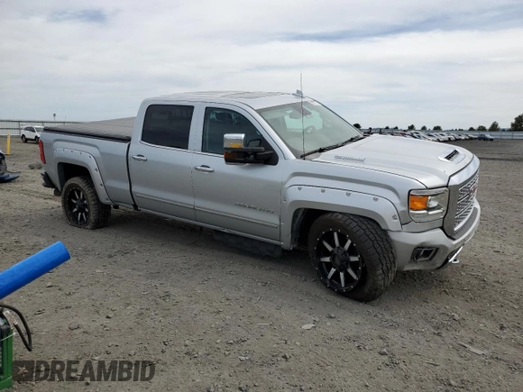 2018 GMC Sierra 2500HD Denali z VIN 1GT12UEY3JF257611, wystawiony jako Copart lot #56377575 z przebiegiem 94 325 mil mil oraz Szkoda całkowita • Salvage title. Historia ofert i sprzedaży dostępna na DreamBid. Obrazek 4.
