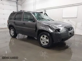 2004 Ford Escape XLT with VIN 1FMCU93174KB67570, listed as a IAAI auction lot 41228124 with 160,176 mi miles. Bid and sale history available at carsss.com. Image 1.