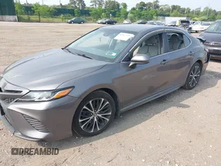 2018 Toyota Camry LE z VIN 4T1B11HK7JU033701, wystawiony jako IAAI lot #42417229 z przebiegiem 49 977 mil mil oraz . Historia ofert i sprzedaży dostępna na DreamBid. Obrazek 2.
