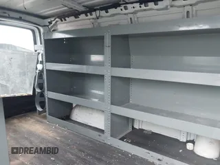 2017 GMC Savana Cargo z VIN 1GTW7AFF3H1903983, wystawiony jako IAAI lot #42369550 z przebiegiem 112 140 mil mil oraz . Historia ofert i sprzedaży dostępna na DreamBid. Obrazek 8.