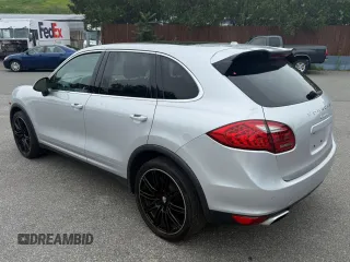 2012 Porsche Cayenne z VIN WP1AA2A23CLA09161, wystawiony jako Copart lot #60892115 z przebiegiem 168 458 mil mil oraz Czysty tytuł • Clean title. Historia ofert i sprzedaży dostępna na DreamBid. Obrazek 3.