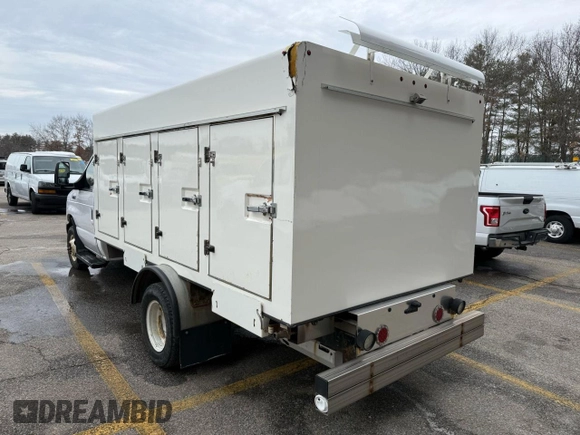 2019 Ford Econoline Commercial z VIN 1FDXE4FS8KDC19277, wystawiony jako Copart lot #47322355 z przebiegiem 142 487 mil mil oraz Tytuł czysty. Historia ofert i sprzedaży dostępna na DreamBid. Obrazek 3.