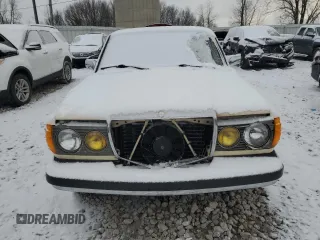 1983 Mercedes-Benz 300 D with VIN WDBAB33A0DB016017, listed as a Copart auction lot 84801634 with 226,074 mi miles and Clean Title. Bid and sale history available at carsss.com. Image 5.