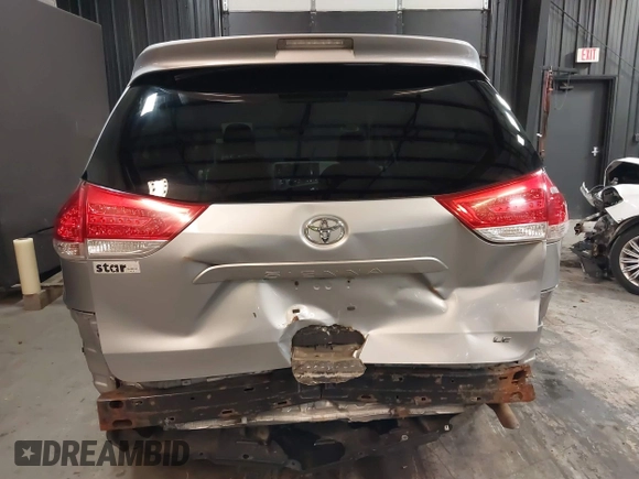 2014 Toyota Sienna LE AAS z VIN 5TDKK3DC5ES506503, wystawiony jako IAAI lot #42076671 z przebiegiem 320 016 mil mil oraz . Historia ofert i sprzedaży dostępna na DreamBid. Obrazek 6.