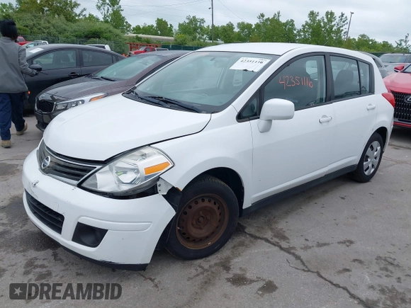 2011 Nissan Versa S z VIN 3N1BC1CP5BL433319, wystawiony jako IAAI lot #42351116 z przebiegiem 128 032 mil mil oraz . Historia ofert i sprzedaży dostępna na DreamBid. Obrazek 2.