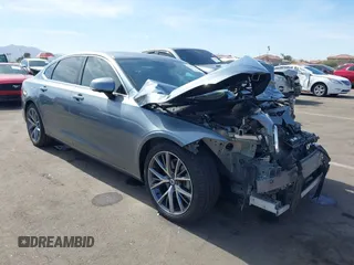 2018 Volvo S90 Momentum with VIN LVY982MK5JP038154, listed as a IAAI auction lot 41605577 with 101,532 mi miles. Bid and sale history available at carsss.com. Image 1.