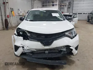 2018 Toyota RAV4 LE z VIN JTMBFREV7JJ207951, wystawiony jako IAAI lot #42376282 z przebiegiem 109 704 mil mil oraz . Historia ofert i sprzedaży dostępna na DreamBid. Obrazek 12.