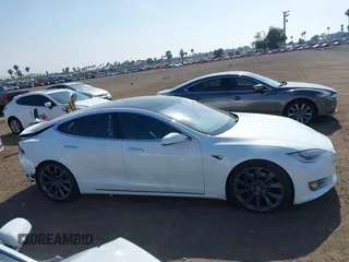 2018 Tesla Model S 75D с VIN 5YJSA1E27JF241451, выставлен на аукционе IAAI как лот 42374353 с пробегом 76 543 миль миль и . История ставок и продаж доступна на DreamBid. Изображение 14.
