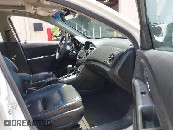 2014 Chevrolet Cruze 2LT z VIN 1G1PE5SB7E7115794, wystawiony jako IAAI lot #42271519 z przebiegiem 160 369 mil mil oraz . Historia ofert i sprzedaży dostępna na DreamBid. Obrazek 5.