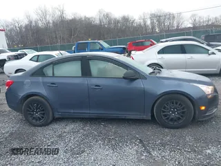 2014 Chevrolet Cruze LS z VIN 1G1PA5SG4E7201393, wystawiony jako IAAI lot #40955975 z przebiegiem 62 567 mil mil oraz . Historia ofert i sprzedaży dostępna na DreamBid. Obrazek 14.