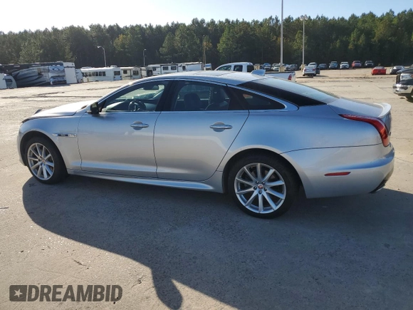 2016 Jaguar XJ R-Sport z VIN SAJWA1C77G8V95450, wystawiony jako Copart lot #77933704 z przebiegiem 55 733 mil mil oraz Szkoda całkowita • Salvage title. Historia ofert i sprzedaży dostępna na DreamBid. Obrazek 2.