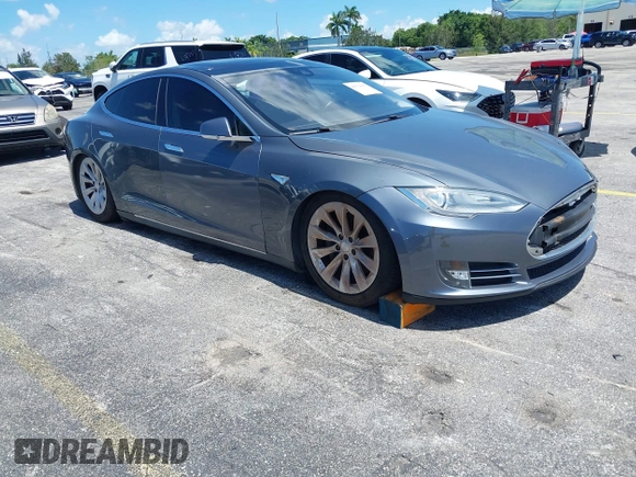 2013 Tesla Model S Performance z VIN 5YJSA1DP9DFP06121, wystawiony jako IAAI lot #42511097 z przebiegiem 100 990 mil mil oraz . Historia ofert i sprzedaży dostępna na DreamBid. Obrazek 1.