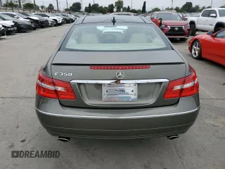 2013 Mercedes-Benz E 350 z VIN WDDKJ5KB5DF197712, wystawiony jako Copart lot #60521005 z przebiegiem 42 109 mil mil oraz Szkoda całkowita • Salvage title. Historia ofert i sprzedaży dostępna na DreamBid. Obrazek 6.