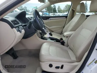 2014 Volkswagen Passat Wolfsburg Edition z VIN 1VWAT7A3XEC021986, wystawiony jako Copart lot #48819995 z przebiegiem 125 699 mil mil oraz Szkoda całkowita • Salvage title. Historia ofert i sprzedaży dostępna na DreamBid. Obrazek 7.