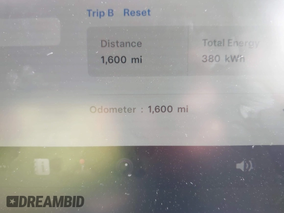 2025 Tesla Model Y Long Range z VIN 7SAYGDED9SA357876, wystawiony jako IAAI lot #41555227 z przebiegiem 1 600 mil mil oraz . Historia ofert i sprzedaży dostępna na DreamBid. Obrazek 7.