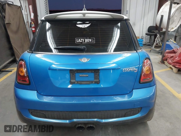 2010 MINI Hardtop S z VIN WMWMF7C53ATX45791, wystawiony jako IAAI lot #42507110 z przebiegiem 137 517 mil mil oraz . Historia ofert i sprzedaży dostępna na DreamBid. Obrazek 16.