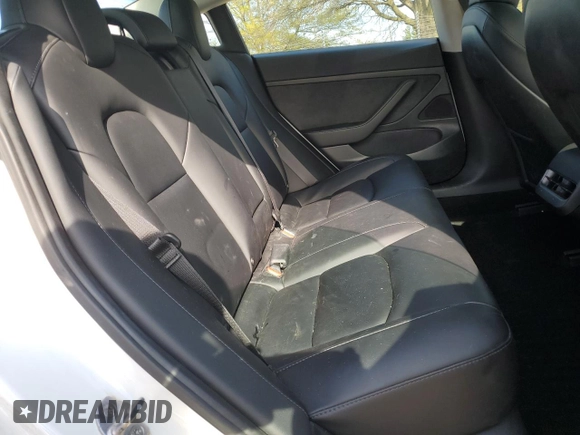 2021 Tesla Model 3 Standard Range Plus z VIN 5YJ3E1EAXMF870285, wystawiony jako Copart lot #53251375 z przebiegiem 64 085 mil mil oraz Szkody całkowita. Historia ofert i sprzedaży dostępna na DreamBid. Obrazek 10.