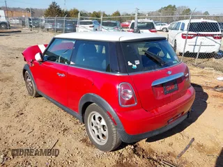 2013 MINI Hardtop z VIN WMWSU3C53DT546962, wystawiony jako IAAI lot #41355332 z przebiegiem 82 041 mil mil oraz . Historia ofert i sprzedaży dostępna na DreamBid. Obrazek 3.