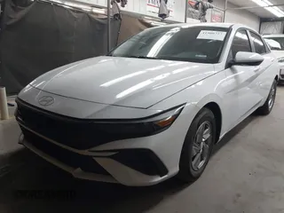 2025 Hyundai Elantra SE z VIN KMHLL4DG5SU913590, wystawiony jako IAAI lot #41900727 z przebiegiem 3 406 mil mil oraz . Historia ofert i sprzedaży dostępna na DreamBid. Obrazek 2.