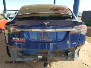 2016 Tesla Model X 70D z VIN 5YJXCBE22GF003067, wystawiony jako Copart lot #56051345 z przebiegiem 126 113 mil mil oraz Szkody całkowita. Historia ofert i sprzedaży dostępna na DreamBid. Obrazek 6.