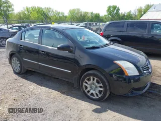 2010 Nissan Sentra S z VIN 3N1AB6AP6AL674741, wystawiony jako IAAI lot #42217390 z przebiegiem 183 786 mil mil oraz . Historia ofert i sprzedaży dostępna na DreamBid. Obrazek 1.