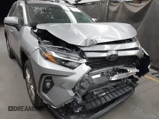 2025 Toyota RAV4 XLE Premium z VIN 2T3A1RFV9SW522259, wystawiony jako IAAI lot #42101238 z przebiegiem 1 479 mil mil oraz . Historia ofert i sprzedaży dostępna na DreamBid. Obrazek 6.