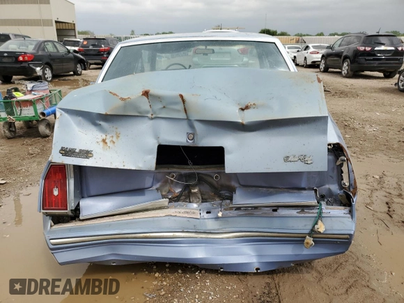 1984 Chevrolet Monte Carlo z VIN 1G1AZ37H3ER221496, wystawiony jako Copart lot #54297665 z przebiegiem 91 351 mil mil oraz Szkody całkowita. Historia ofert i sprzedaży dostępna na DreamBid. Obrazek 6.
