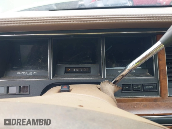 1994 Lincoln Town Car Signature z VIN 1LNLM82W4RY785151, wystawiony jako IAAI lot #41638398 z przebiegiem Nie podano mil oraz . Historia ofert i sprzedaży dostępna na DreamBid. Obrazek 7.