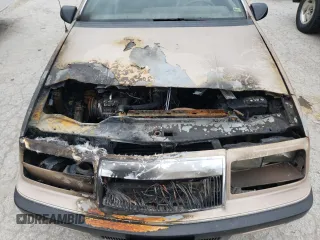1988 Chrysler LeBaron z VIN 1C3XJ45K9JG438476, wystawiony jako Copart lot #55567334 z przebiegiem 213 424 mil mil oraz Szkoda całkowita • Salvage title. Historia ofert i sprzedaży dostępna na DreamBid. Obrazek 11.