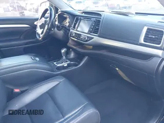 2019 Toyota Highlander SE z VIN 5TDJZRFH9KS598021, wystawiony jako IAAI lot #41764561 z przebiegiem 73 835 mil mil oraz . Historia ofert i sprzedaży dostępna na DreamBid. Obrazek 5.