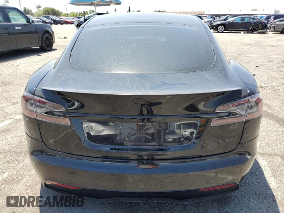 2022 Tesla Model S Plaid z VIN 5YJSA1E62NF471696, wystawiony jako Copart lot #56249555 z przebiegiem Nie podano mil oraz Szkoda całkowita • Salvage title. Historia ofert i sprzedaży dostępna na DreamBid. Obrazek 6.