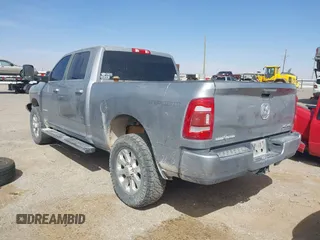 2022 Ram 2500 Big Horn z VIN 3C6UR5DL1NG178793, wystawiony jako IAAI lot #41810830 z przebiegiem 76 551 mil mil oraz . Historia ofert i sprzedaży dostępna na DreamBid. Obrazek 3.