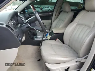 2005 Chrysler 300 C z VIN 2C3AA63HX5H636373, wystawiony jako Copart lot #56900065 z przebiegiem 137 287 mil mil oraz Szkoda całkowita • Salvage title. Historia ofert i sprzedaży dostępna na DreamBid. Obrazek 7.