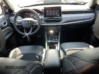2023 Jeep Compass Latitude z VIN 3C4NJDBN3PT552804, wystawiony jako Copart lot #59872285 z przebiegiem 23 310 mil mil oraz Szkoda całkowita • Salvage title. Historia ofert i sprzedaży dostępna na DreamBid. Obrazek 8.