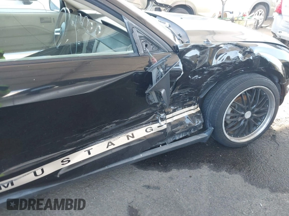 2007 Ford Mustang Deluxe with VIN 1ZVFT80N675354014, listed as a IAAI auction lot 41648031 with 92,209 mi miles. Bid and sale history available at carsss.com. Image 6.