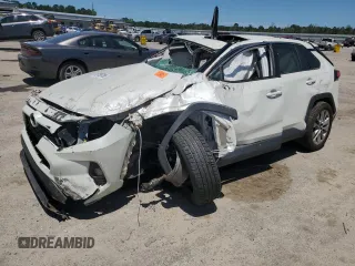 2021 Toyota RAV4 XLE Premium z VIN 2T3A1RFV0MW153326, wystawiony jako Copart lot #57799785 z przebiegiem Nie podano mil oraz Szkoda całkowita • Salvage title. Historia ofert i sprzedaży dostępna na DreamBid. Obrazek 1.