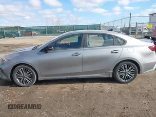 2023 Kia Forte GT-Line z VIN 3KPF54AD4PE553188, wystawiony jako IAAI lot #41847958 z przebiegiem 27 820 mil mil oraz . Historia ofert i sprzedaży dostępna na DreamBid. Obrazek 15.