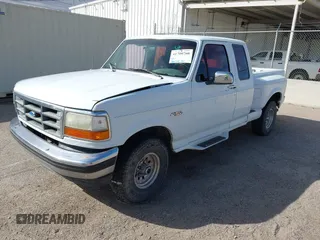 1993 Ford F-150 z VIN 1FTEX14H5PKA70504, wystawiony jako IAAI lot #41700760 z przebiegiem 208 794 mil mil oraz . Historia ofert i sprzedaży dostępna na DreamBid. Obrazek 2.