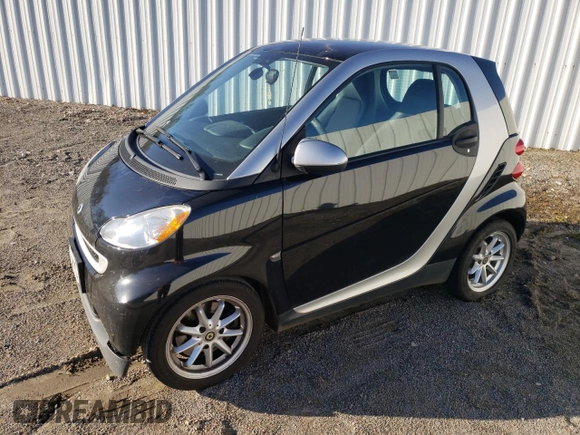 2008 Smart fortwo Pure z VIN WMEEJ31X78K128849, wystawiony jako Copart lot #44351215 z przebiegiem 144 175 mil mil oraz Tytuł czysty. Historia ofert i sprzedaży dostępna na DreamBid. Obrazek 1.