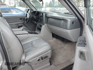 2005 Chevrolet Suburban LT z VIN 3GNEC16ZX5G261624, wystawiony jako IAAI lot #42249915 z przebiegiem 203 399 mil mil oraz . Historia ofert i sprzedaży dostępna na DreamBid. Obrazek 5.